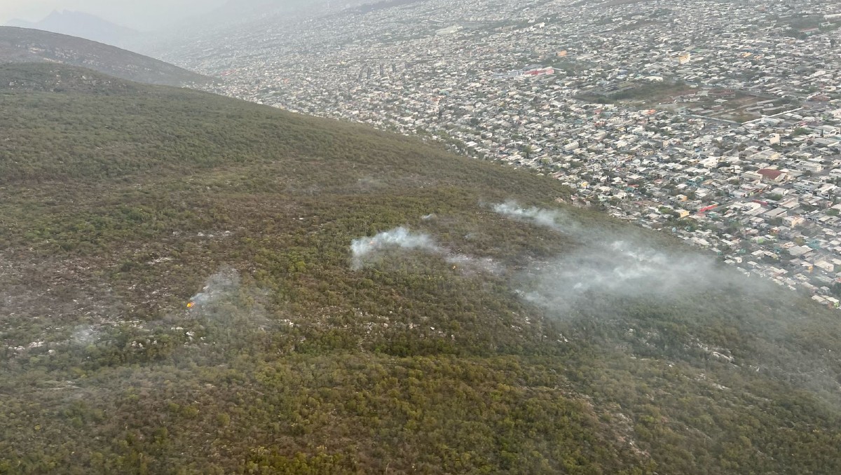 Continúa combate a incendio en cerro del Topo Chico por tercer día ...