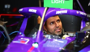 Sergio Agüero debutó como piloto en el evento Evo Session de la Fórmula E y estuvo cerca de chocar con un muro de contención