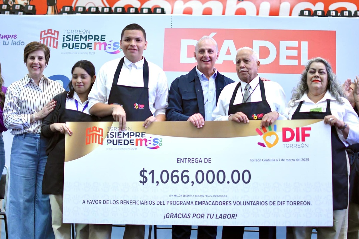 El alcalde de Torreón entregó un cheque simbólico por un millón 66 mil pesos en beneficio de los mil 066 participantes del programa. | Cortesía