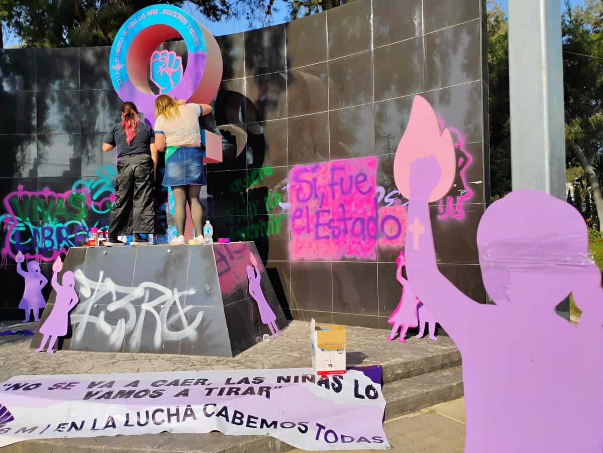 Quitan grafitis de antimonumenta en Pachuca. (Maribel Calderón)