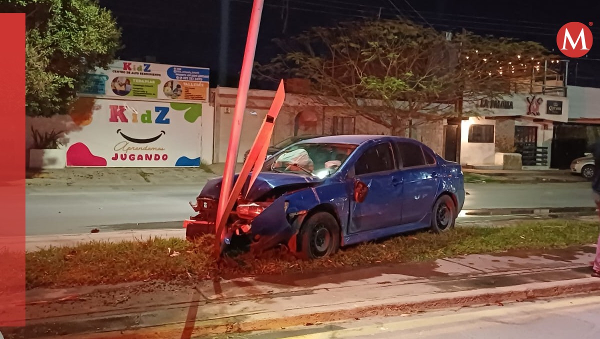 Aparatoso accidente en la colonia San Isidro de Torreón deja una luminaria dañada, dos vehículos en pérdida total y cuatro lesionados. (Notivox Policí