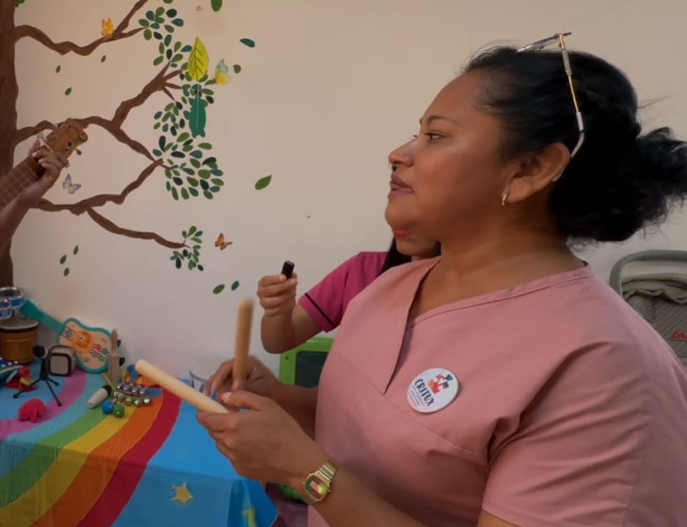 Arley, con el apoyo de su madre, avanza en su socialización y habilidades comunicativas. | Especial
