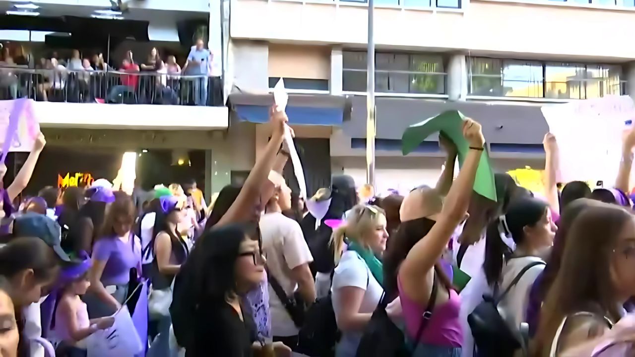 A pesar de intento de ataque con arma, manifestantes en Jalisco siguen adelante con marcha