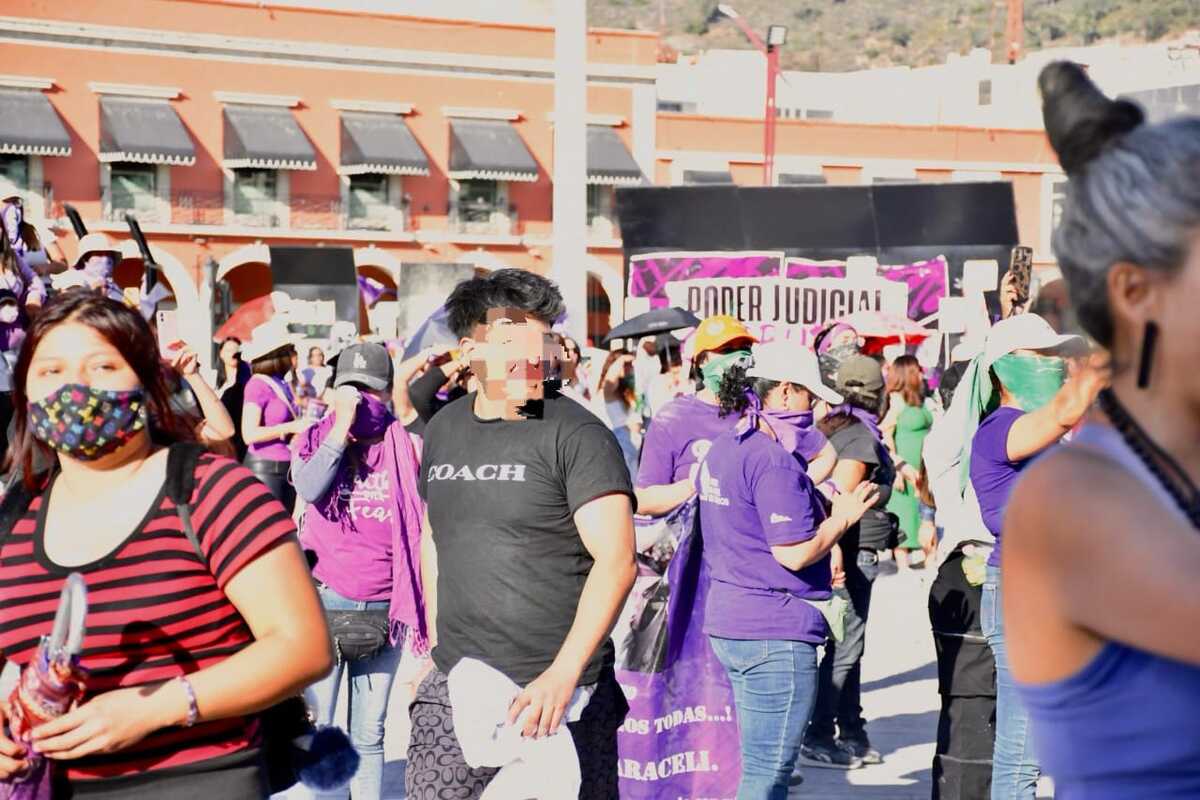 Hombre detenido tras participar en la marcha de mujeres en la capital de Hidalgo. (Cortesía)