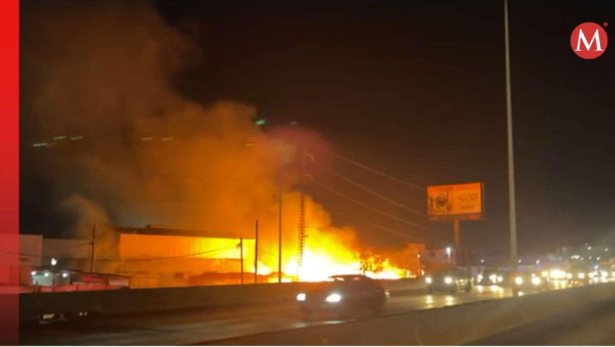 Una maderería se incendió presuntamente por el uso de pirotecnia (Foto: Cortesía)