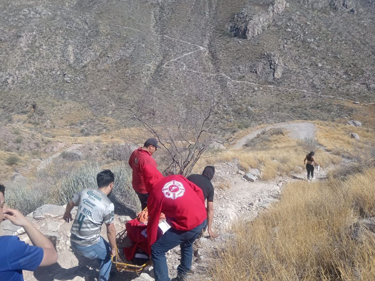 Bomberos y Protección Civil auxiliaron a la joven. | Especial