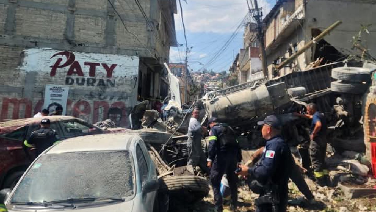 Un camión chocó contra varias viviendas, autos y postes en Naucalpan. Foto: (Especial)