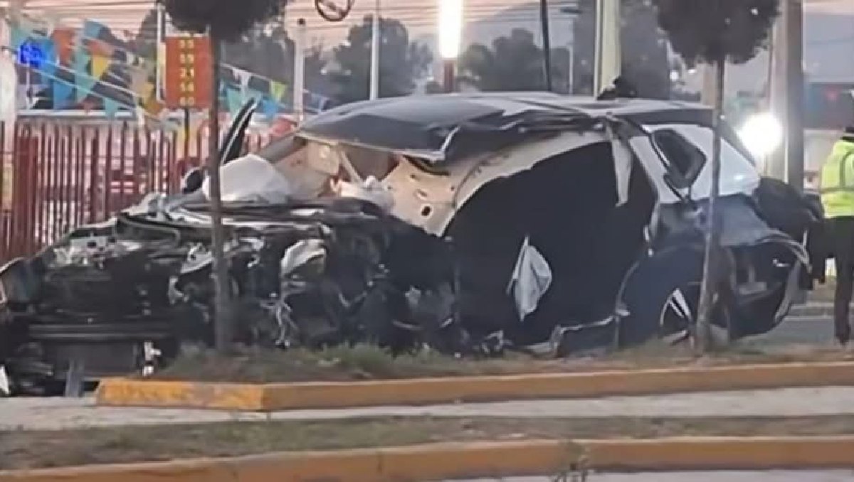 La camioneta quedó destrozada tras el accidente en la México-Texcoco. Foto: (Especial)