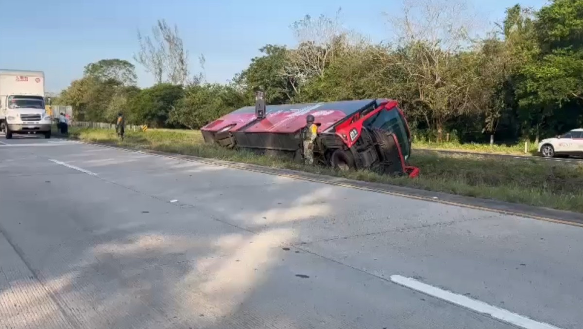 Mujer muere y varios heridos tras volcadura de autobús en Veracruz | Especial