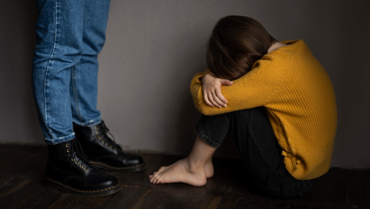 Hombres son detenidos por presunta agresión sexual a sus hijas: Japón. | Freepik
