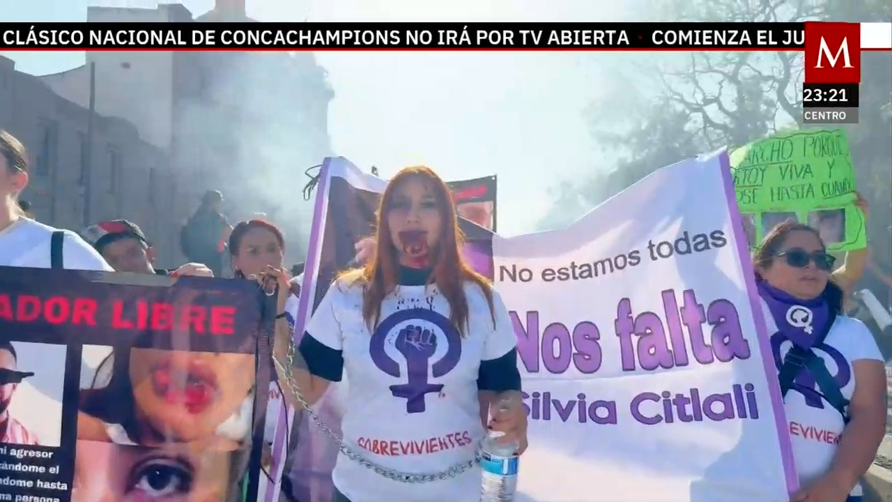 Katia relata su historia en performance durante la marcha del Día Internacional de la Mujer en SLP