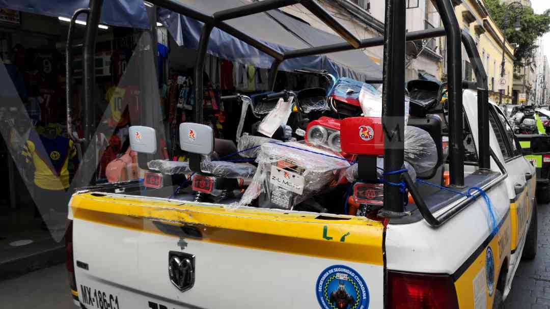 Las autoridades llegaron a este inmueble, donde solicitaron la documentación de los vehículos. (Foto: Jorge Becerril)