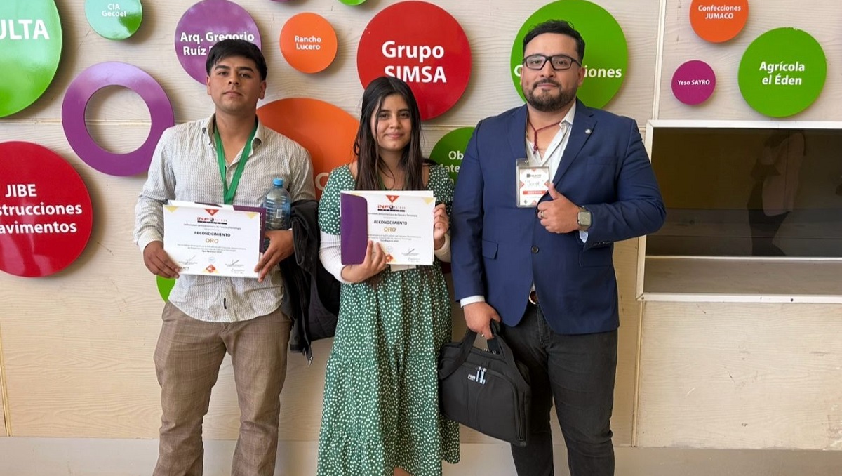 Clarissa López Moreno y Alexis Antonio Nava Poblano, junto con Jorge Alberto Ramos Hernández, asesor de los proyectos. (cortesía)