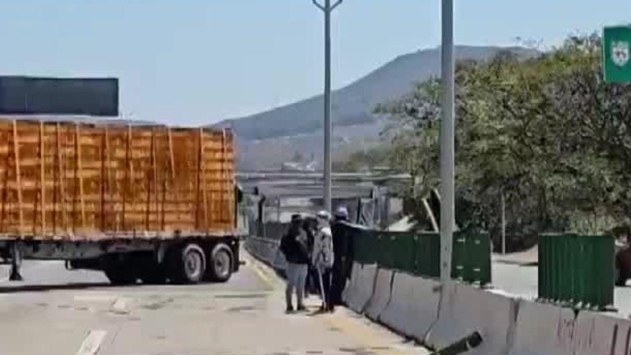 Normalistas de Ayotzinapa bloquean Autopista del Sol; exigen asignación de plazas