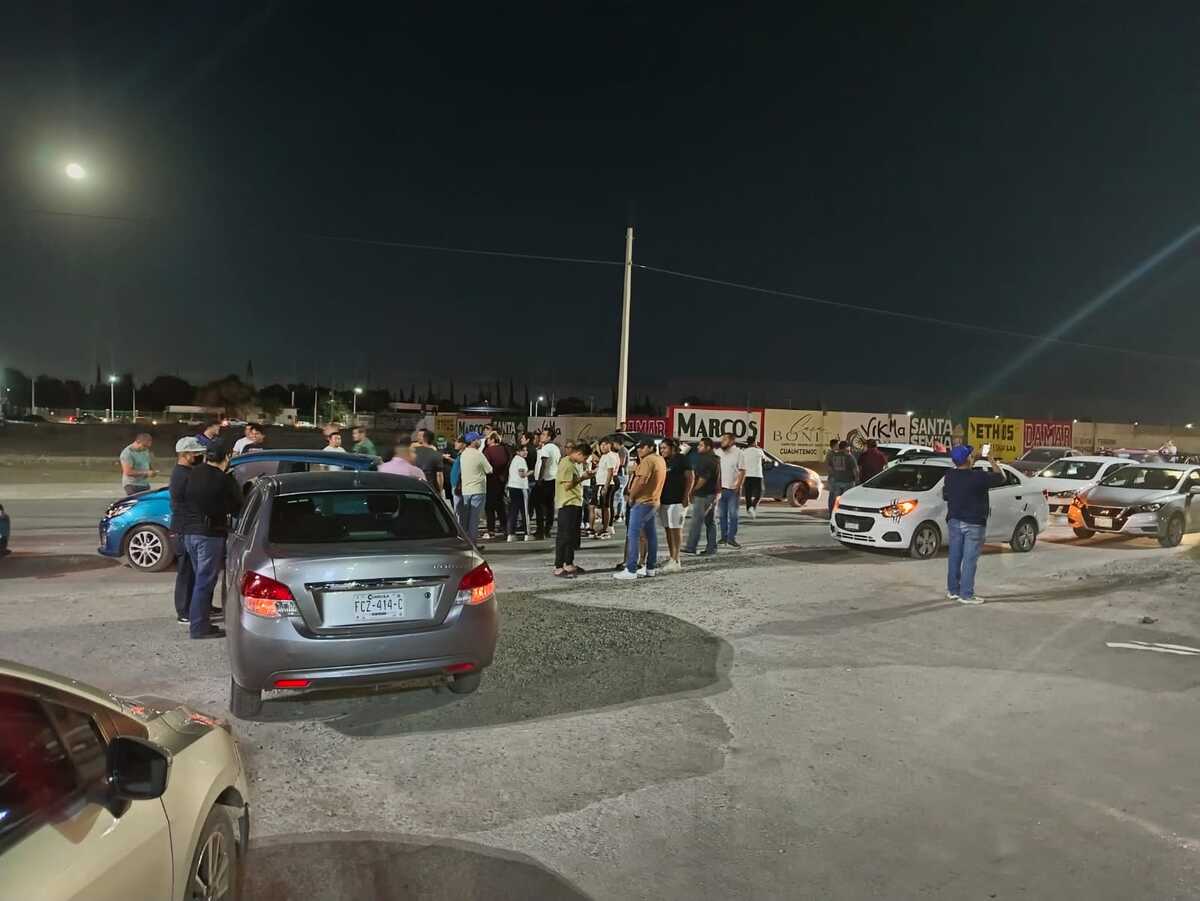Unidades de plataforma toman bulevar libertad de Torreón. |Archivo