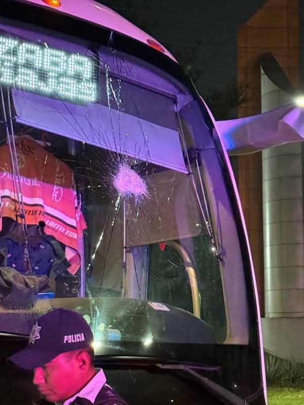 La unidad terminó con los vidrios rotos. | Especial