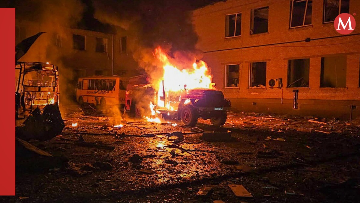 Camión de bomberos y autobuses arden tras un ataque ruso con drones | AP