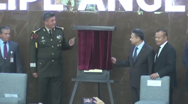 Gobernador de Hidalgo participó en la develación de la placa del Prix Versailles.