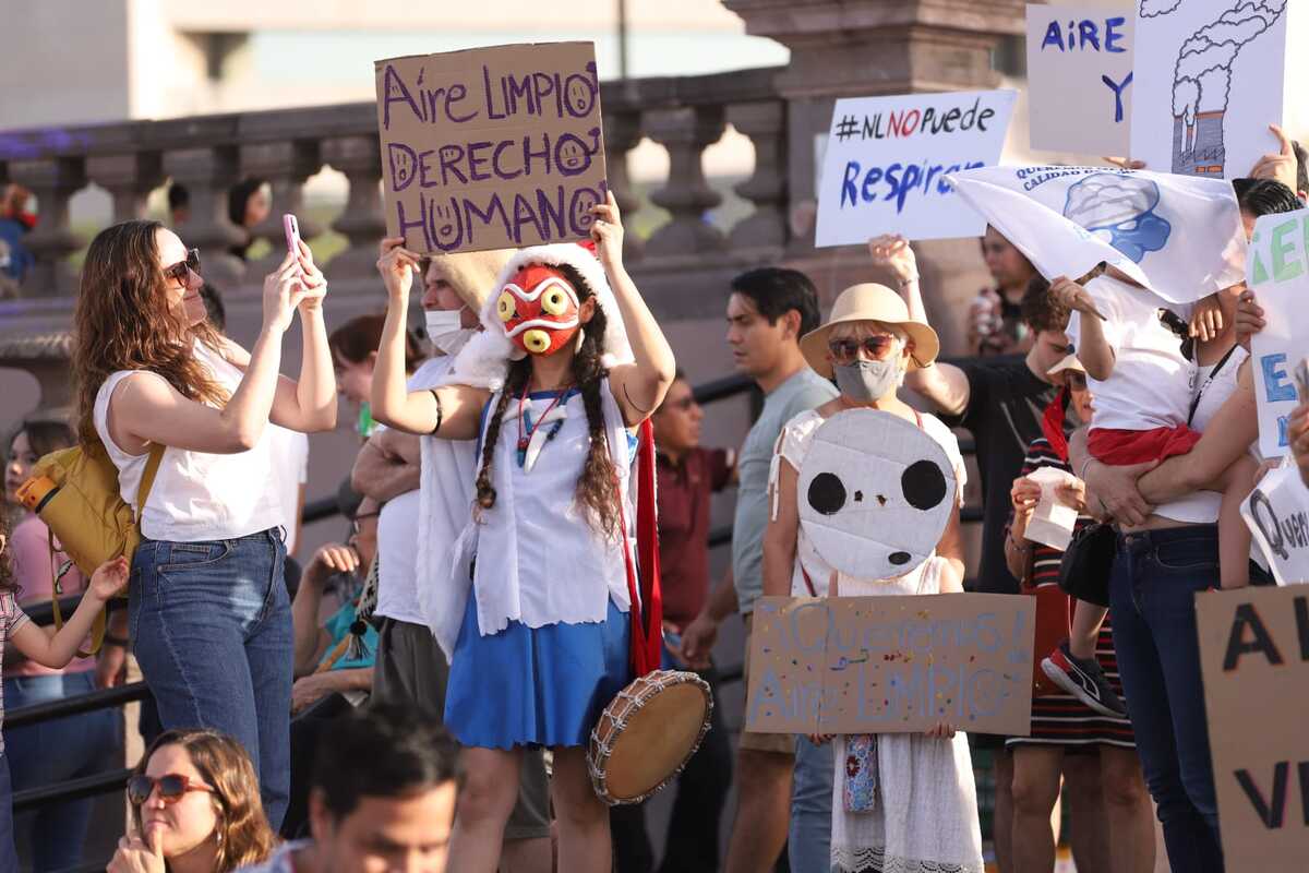 Colectivos se manifiestan por contaminación en Nuevo León. Foto: Luis Guerra