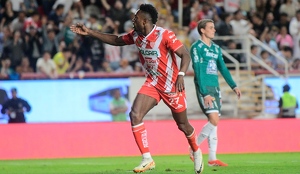 Didier Cambindo, jugador de los Rayos del Necaxa, recibió un fuerte golpe en la cabeza que terminó con una fractura en el cráneo