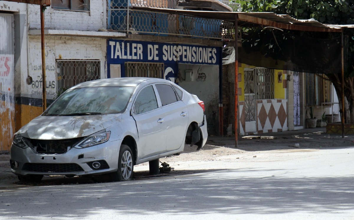 Talleres mecánicos abandonan autos en Gómez Palacio. l Rolando Riestra
