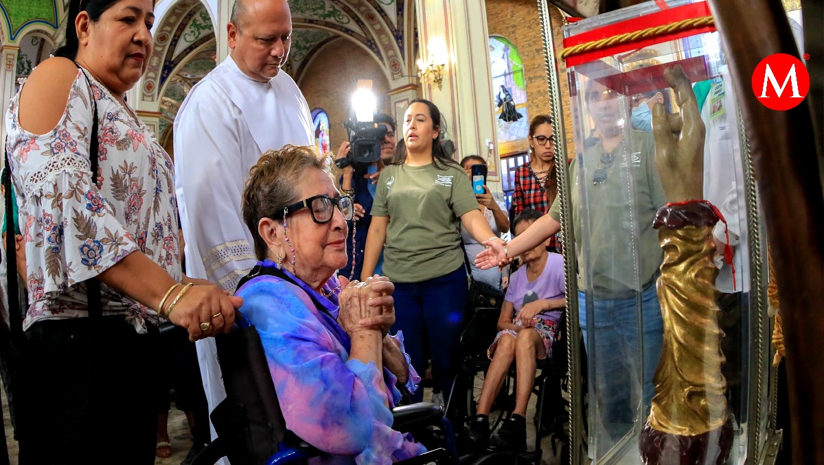 Creyentes se acercan con esperanza y agradecimiento ante la reliquia de San Judas Tadeo. (Cortesía)