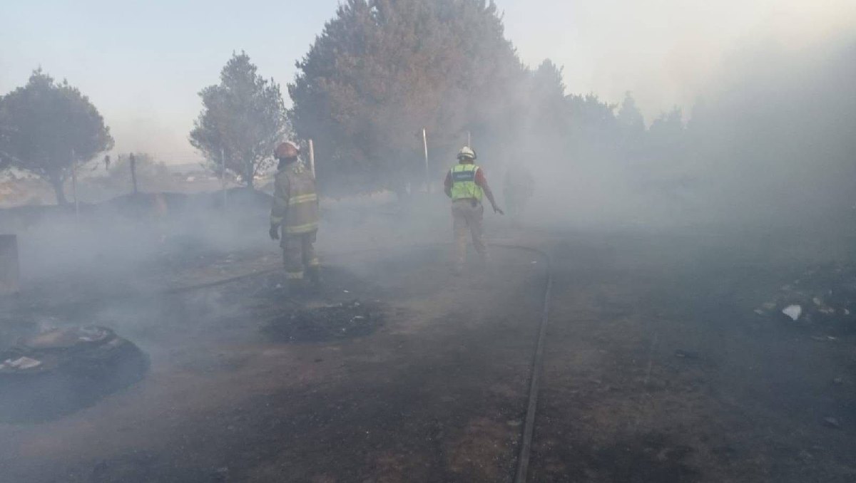 En el pastizal había plásticos que avivaron el incendio. Foto: (Especial)