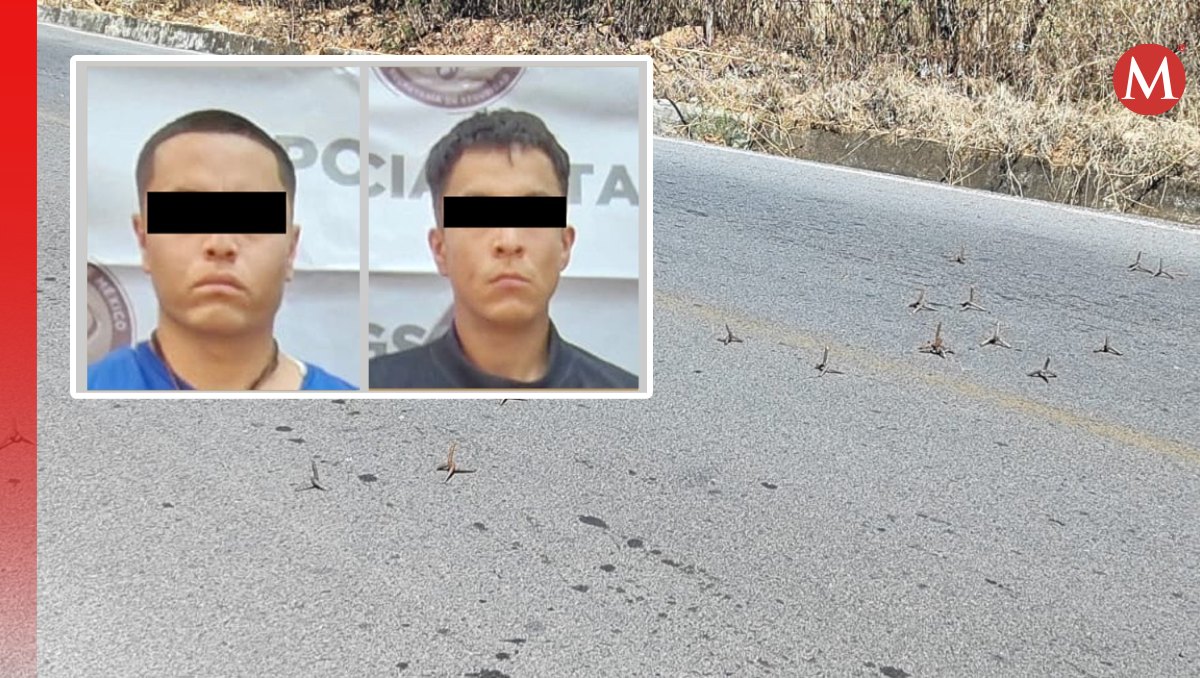 Presuntos 'halcones' lanzan "poncha llantas" para evitar detención en Coatepec Harinas. Foto: (Especial)