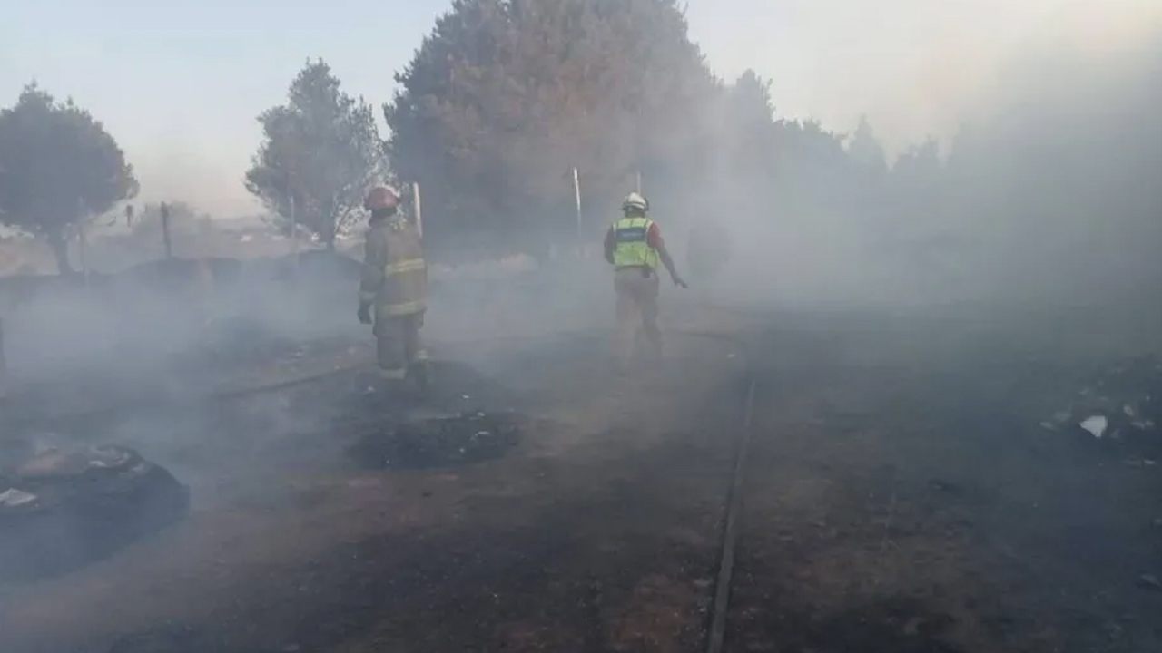 Tras 10 horas, bomberos sofocan incendio de pastizal en Metepec