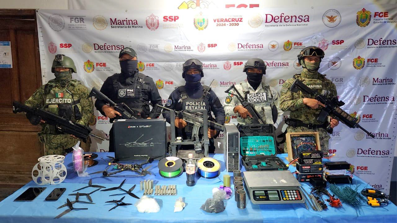 Desmantelan célula criminal y aseguran material para elaborar explosivos en Veracruz