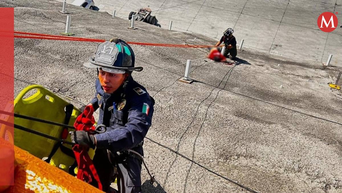 Elementos de PC de Tlalnepantla rescatan a hombre tras caer a ladera de 15 metros. | Especial