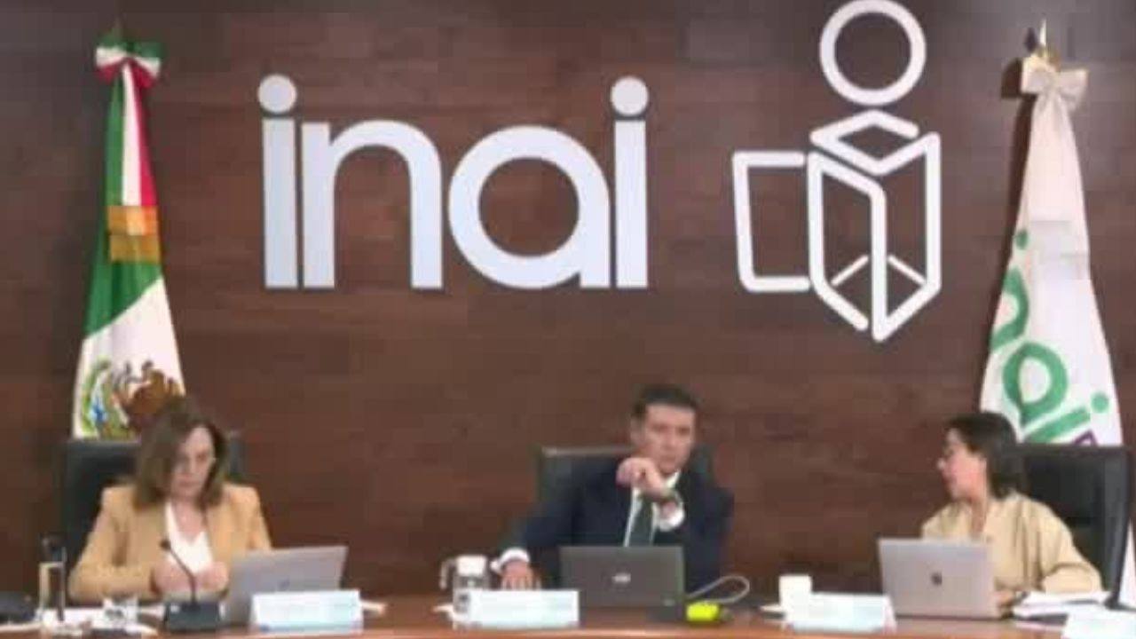 Dentro de las instalaciones del INAI, empleados exigen liquidaciones justas