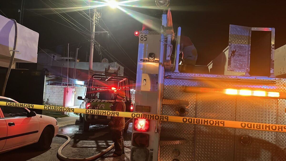Muere hombre durante incendio en Mineral de la Reforma.
