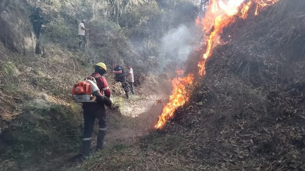 Reportan tres combatientes lesionados en incendio forestal en Hidalgo
