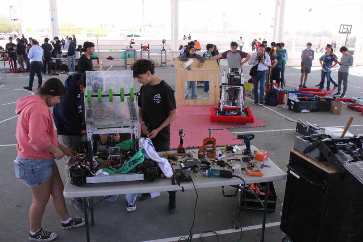 El abanderamiento de la Escudería Halcón se llevó a cabo en el Tec Milenio Torreón como parte de los preparativos para la competencia. | Roberto Amaya