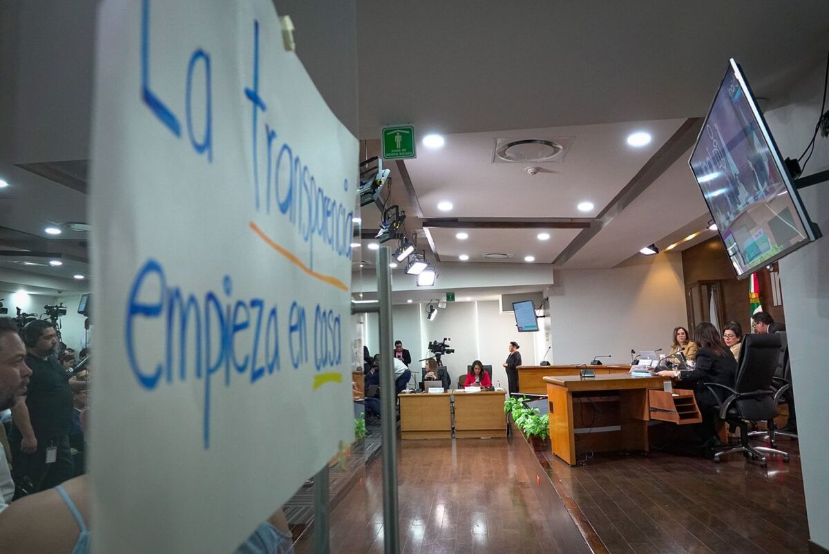 Bloquean acceso al INAI trabajadores del Instituto | Foto: Cuartoscuro