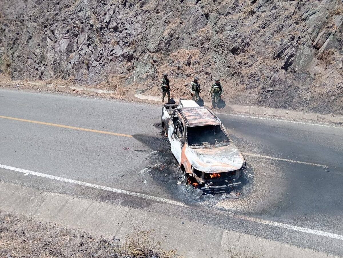 Civiles armados y fuerzas federales se enfrentan en carretera Autlán-Casimiro Castillo, en Jalisco. | Especial