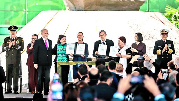 Firma de los decretos frente a la Torre Pemex. JORGE CARBALLO