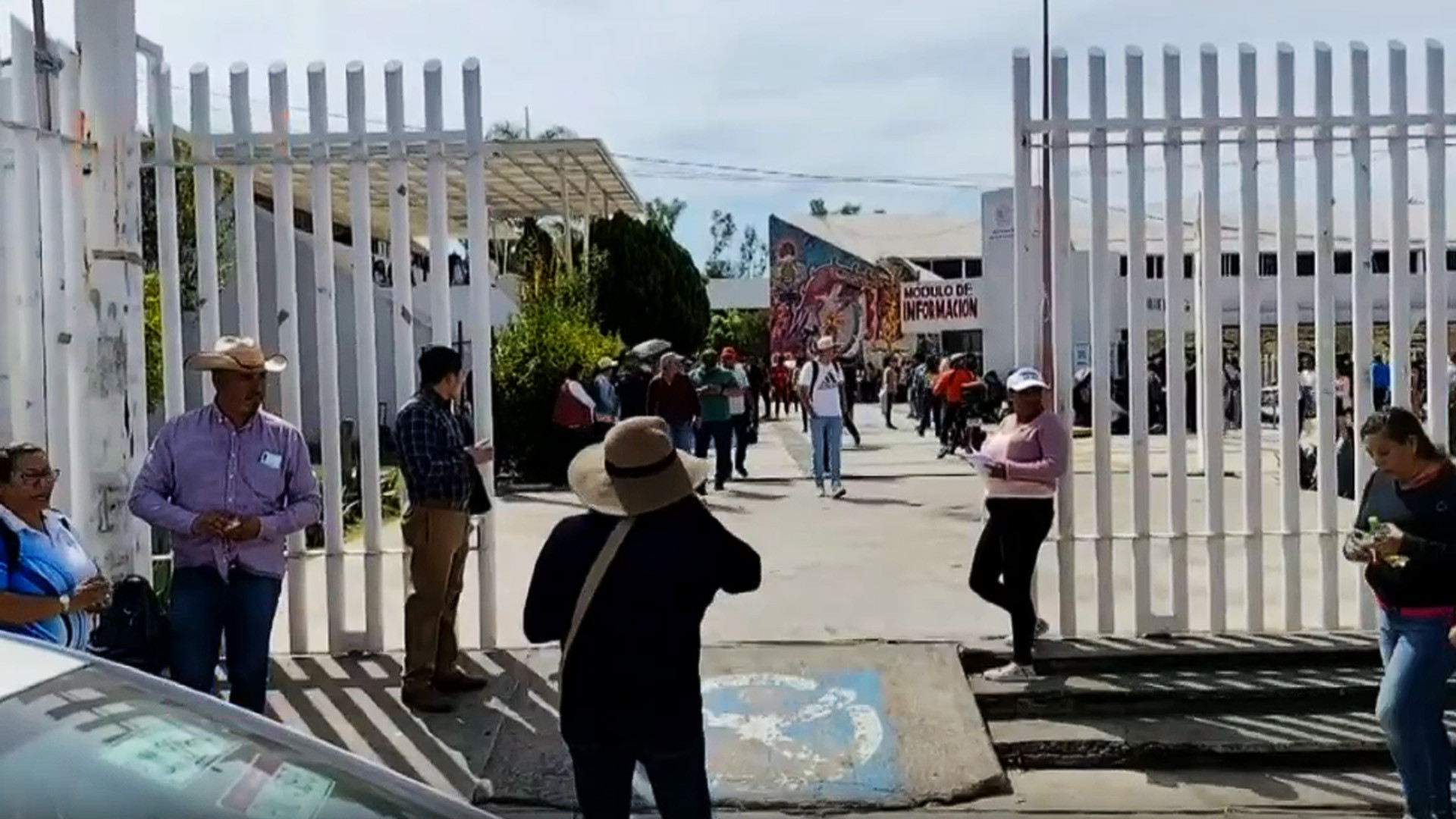 Maestros de Michoacán toman oficinas de educación por paro del CNTE