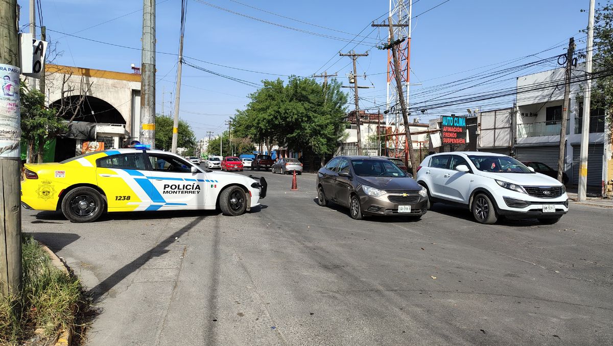 El automóvil Aveo color arena quedó asegurado en medio de dos carriles, lo que provocó la movilización de las autoridades / Marcela Cuevas