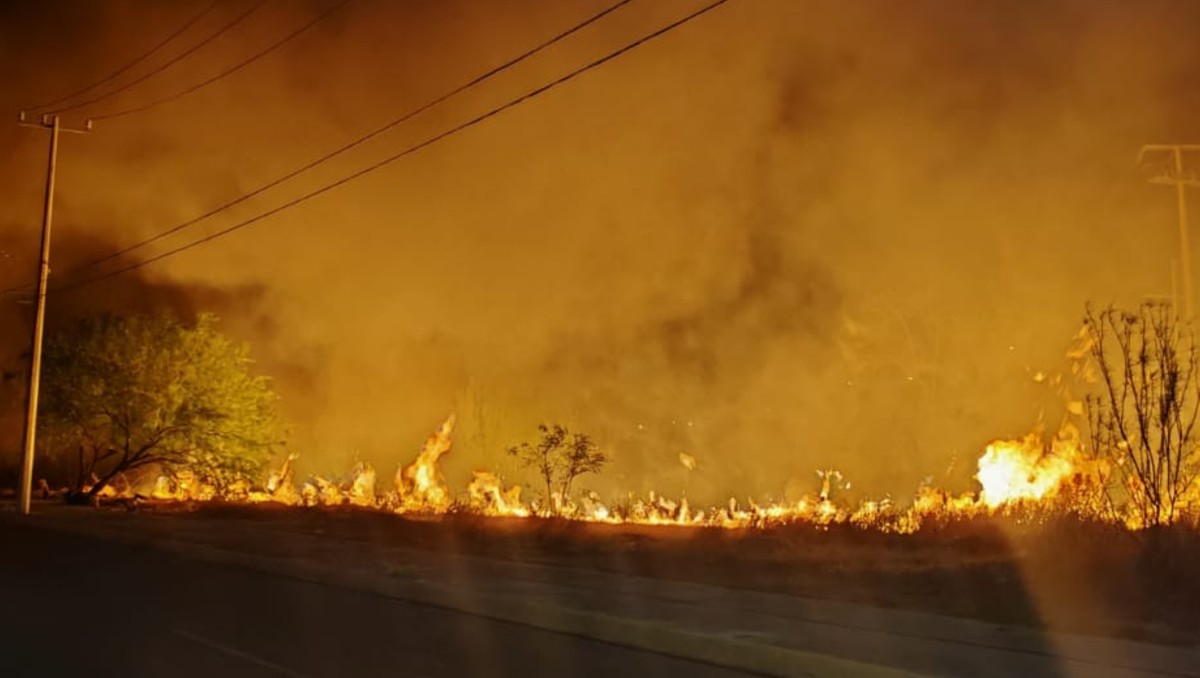 El fuego se extendió en un terreno de avenida Las Torres y Vía a Torreón. Foto: Especial