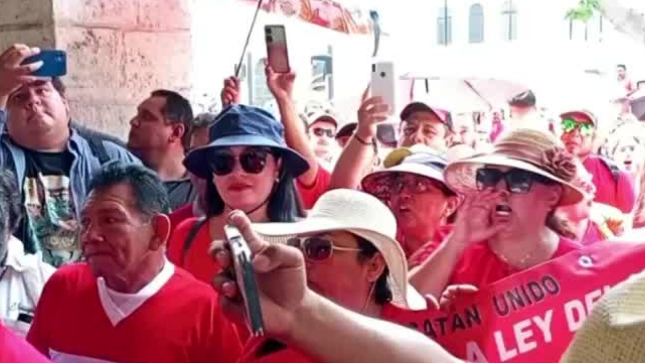 Maestros de Mérida protestan contra reforma al ISSSTE; elementos de policía los reprimen