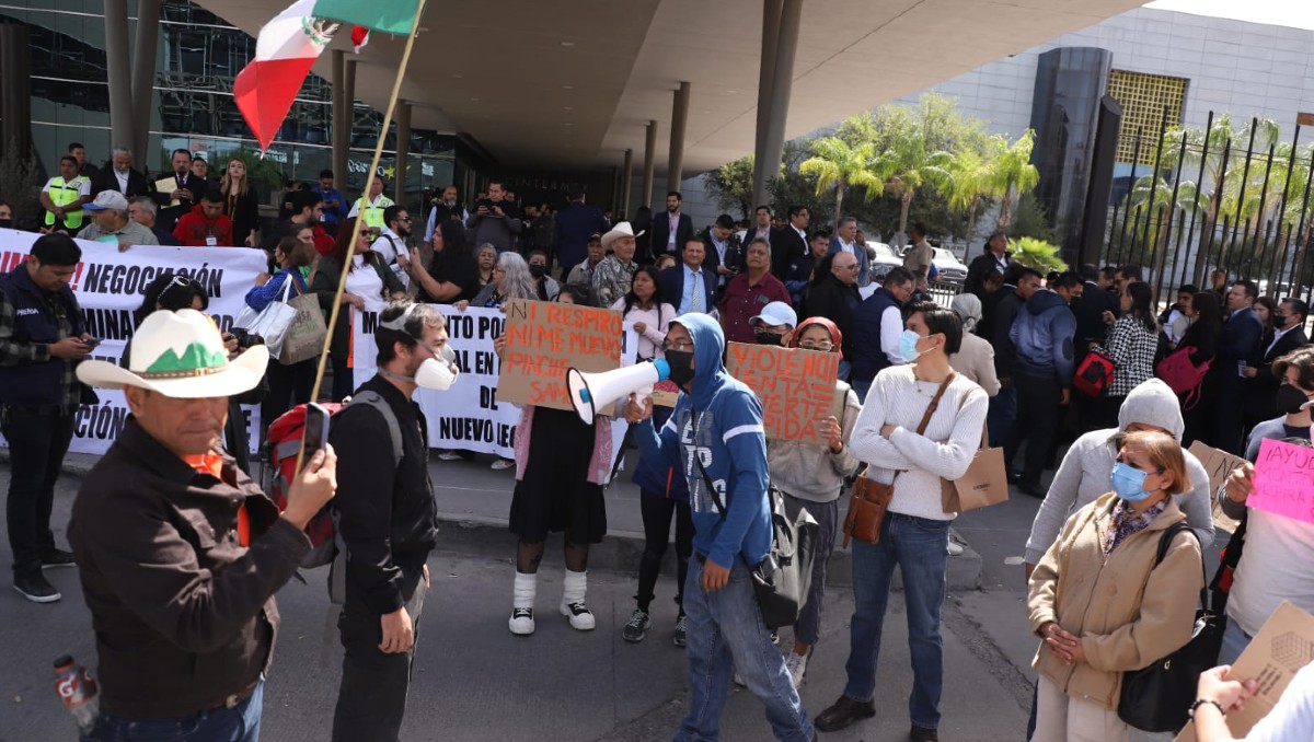Protestan afuera de Cintermex durante visita de Claudia Sheinbaum en NL / Luis Guerra