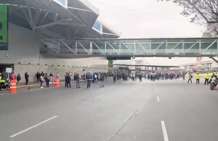 Terminal 2 del AICM bloqueada por manifestantes CNTE