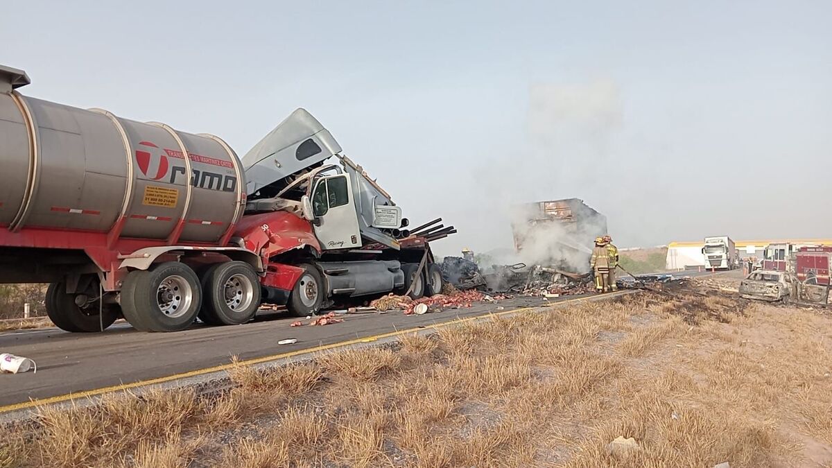 Un tráiler se incendia tras choque en carretera Torreón-Saltillo. | Especial