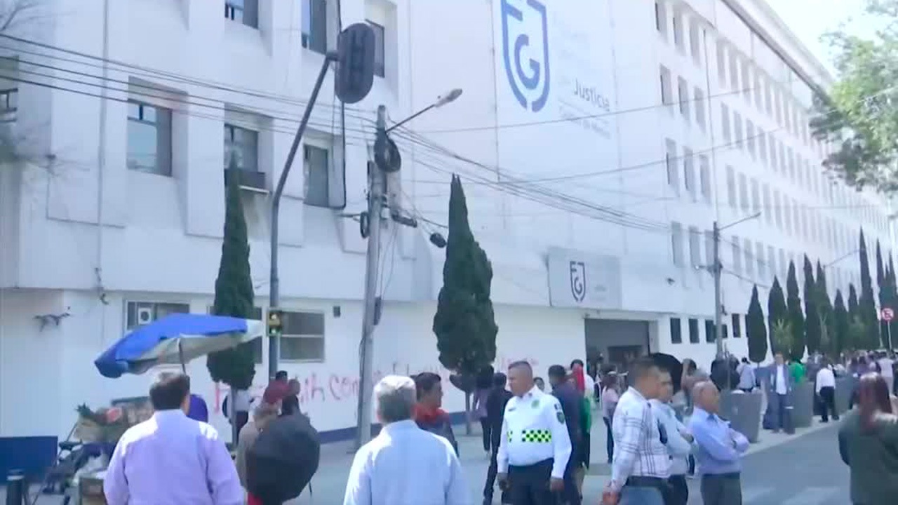 Víctimas de abuso sexual realizaron un bloqueo frente a la FGJ de la CdMx para exigir justicia