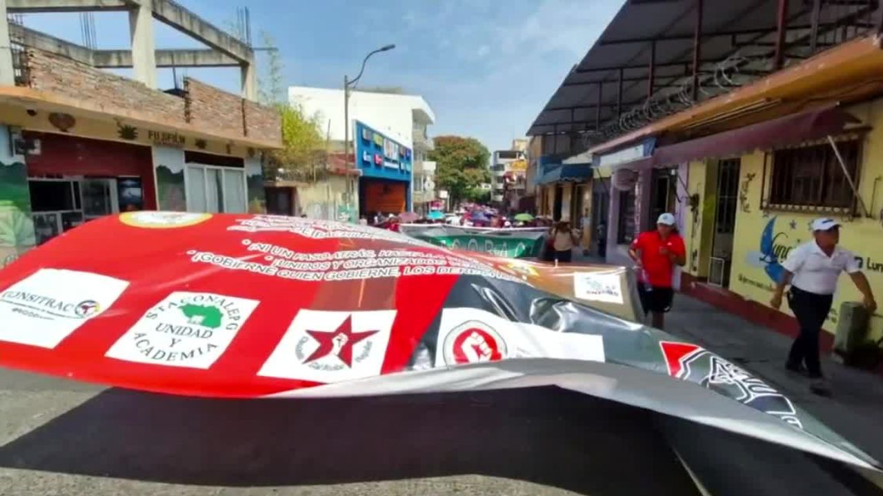 En Chilpancingo, marchan para exigir nueva propuesta de Ley del ISSSTE