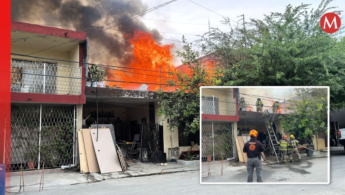 Elementos de bomberos trabajan para sofocar incendio en casa en la colonia Central en Monterrey. | Mayte Villasana.