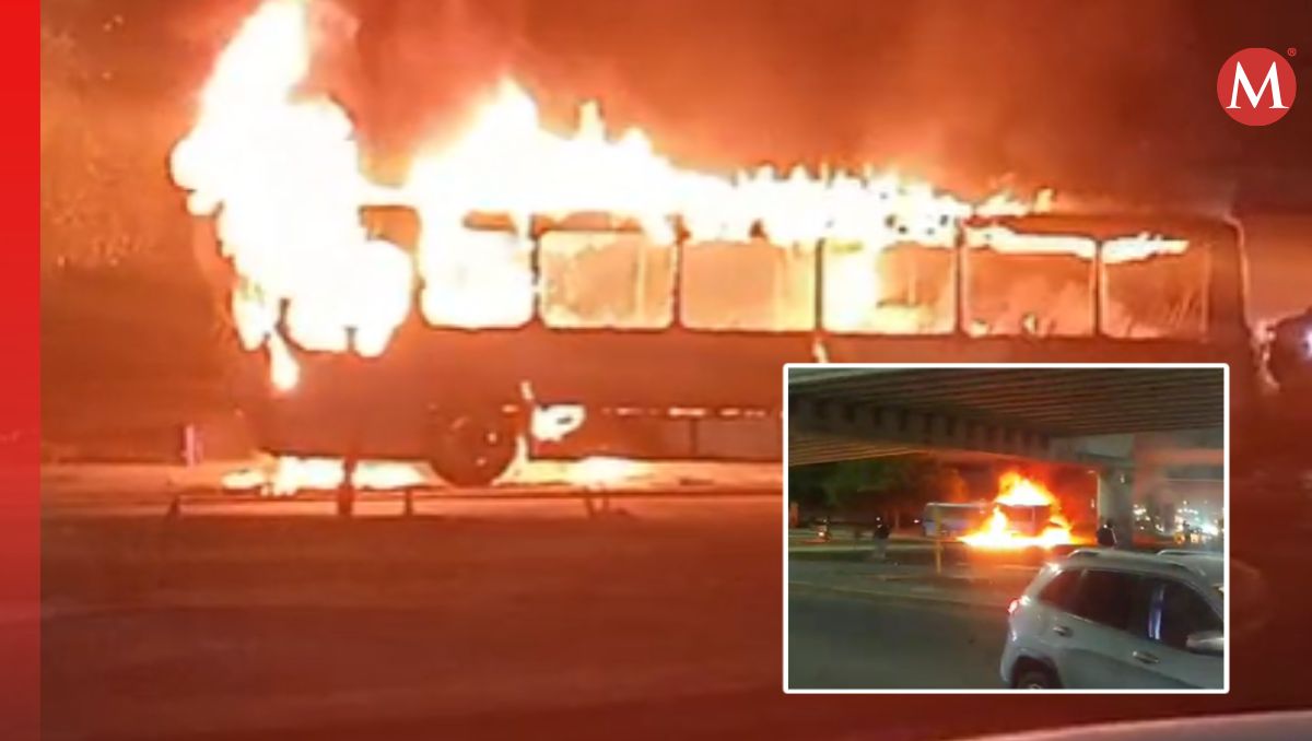 Se incendia camión de transporte público cerca de la estación Sendero de Metrorrey | Especial.
