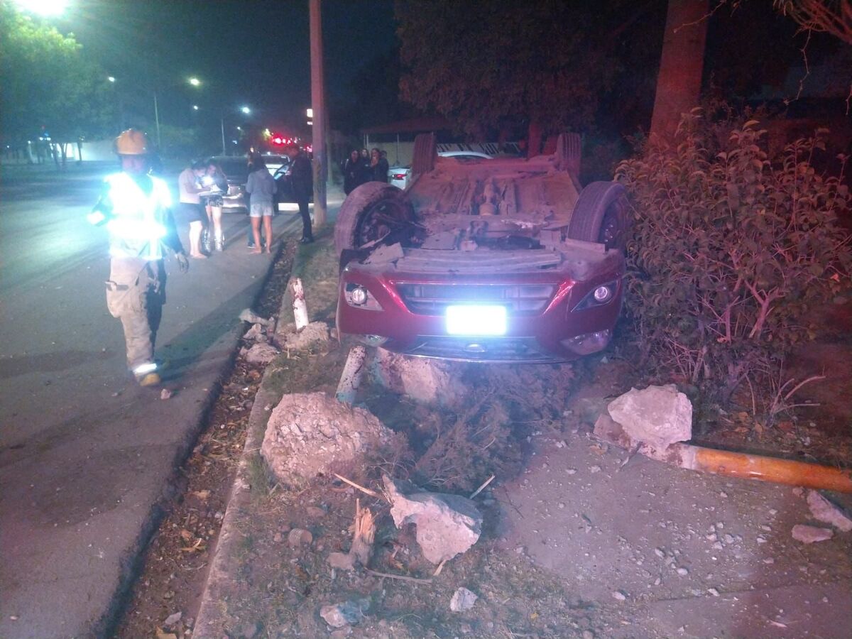 Un joven de 23 años quedó detenido luego de volcar el automóvil en el que viajaba sobre el bulevar Constitución. | Especial